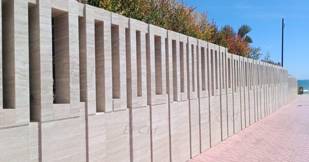 Muro-perimetral-de-travertino-clasico-romano-DAngelo-con-parte-inferior-maciza-y-superior-ventilada-elaborado-en-fabrica-El-CID-Alicante-Monforte