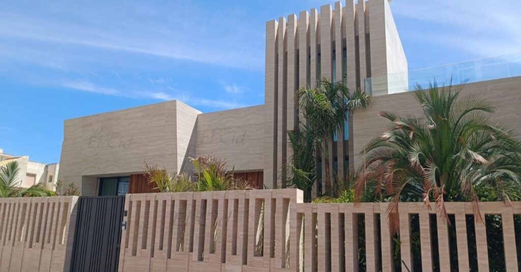 revestimiento-de-fachada-de-vivienda-unifamiliar-de-travertino-clasico-romano-DAngelo-elaborador-por-fabrica-El-Cid-en-MONFORTE