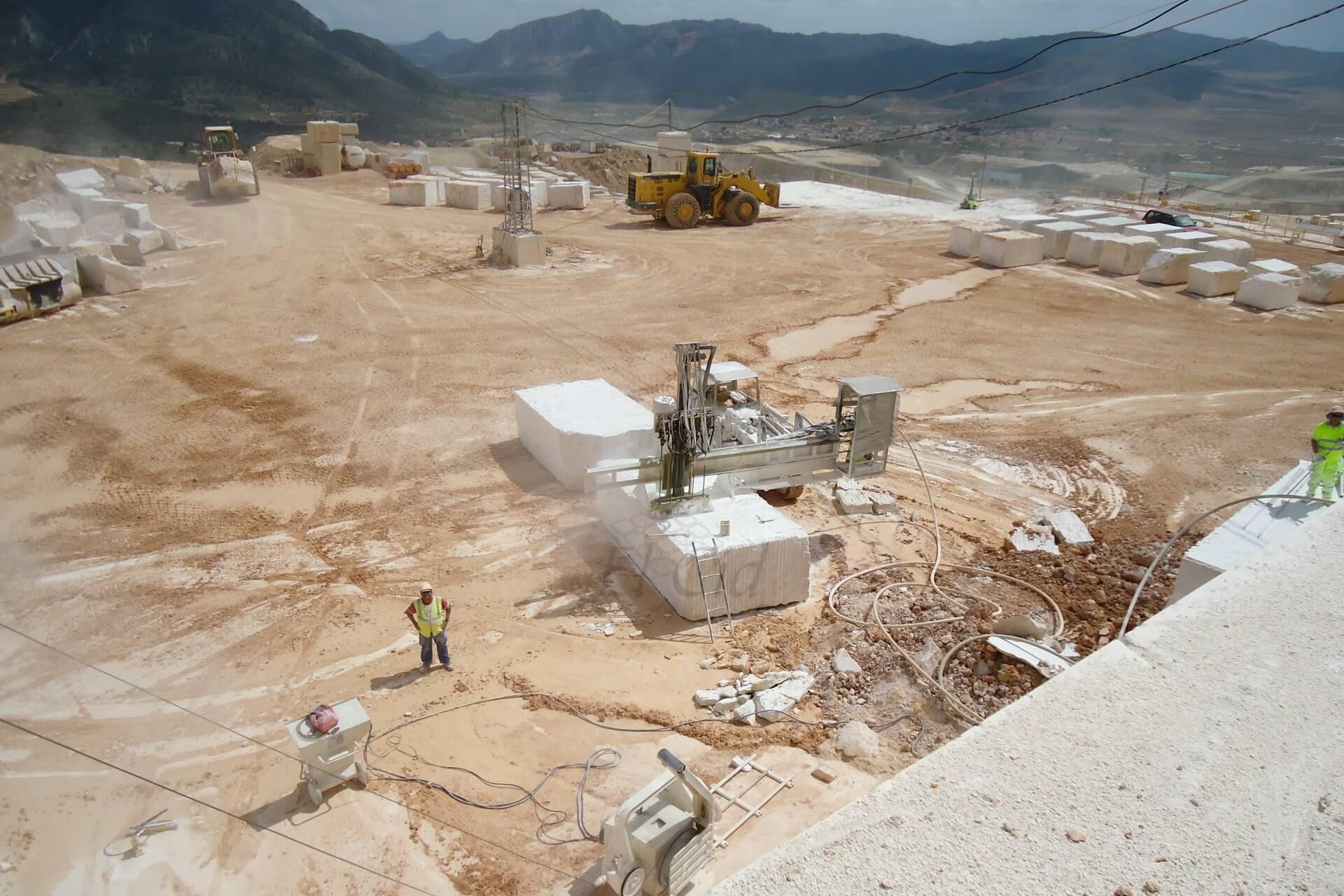 cantera de mármol con bloques de Crema Marfil -alicante