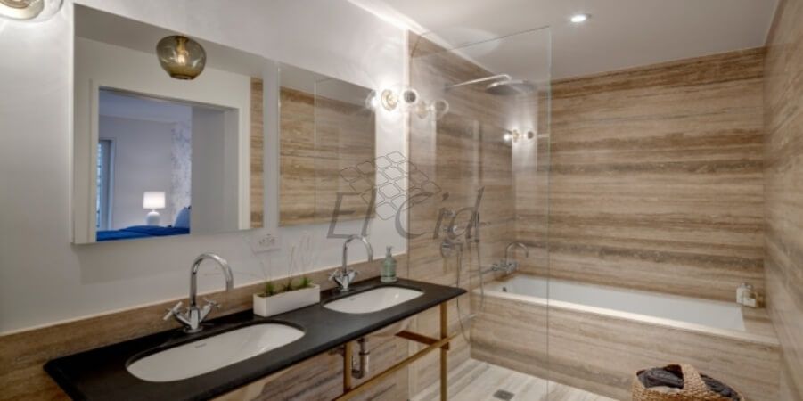 Travertino gris Silver Romano en paredes de baño