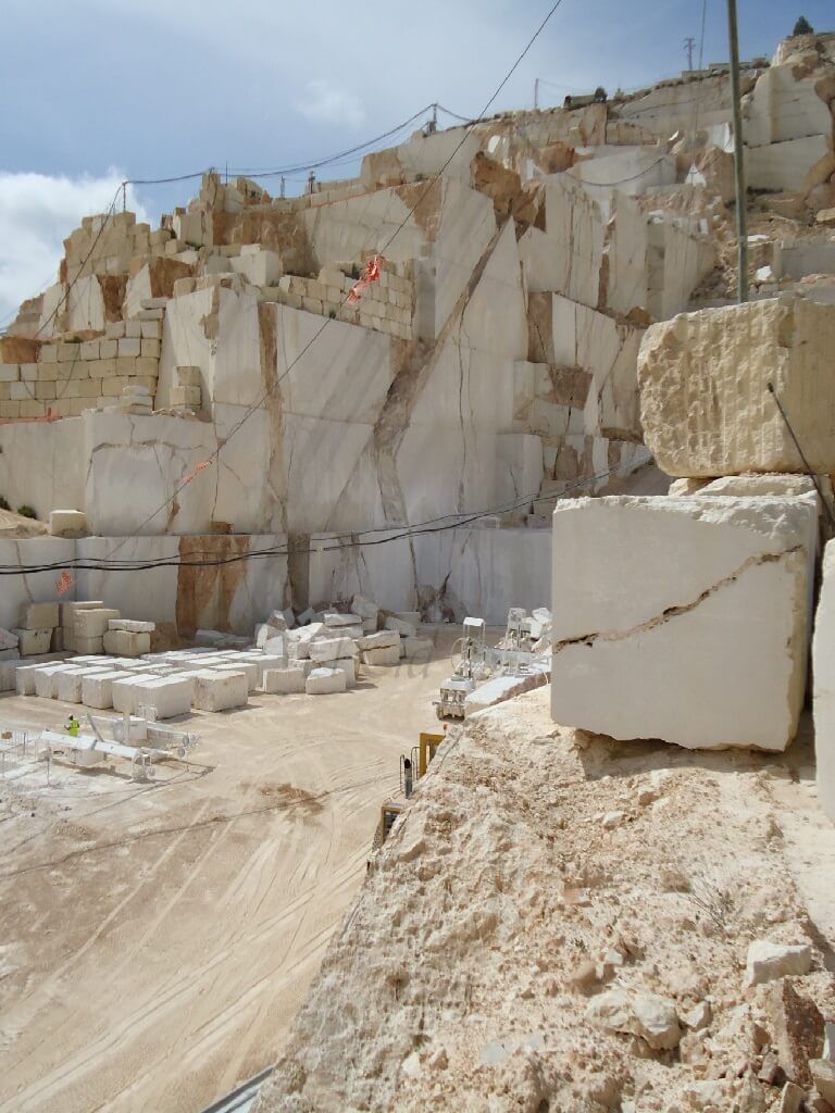 Escalera de bloques  mármol Crema Marfil en cantera "El Coto"