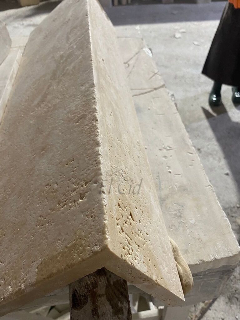 corte a ley travertino Rómulo Cepillado detalle escalón exterior de vivienda