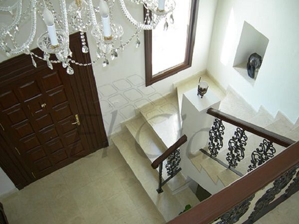 
escalera-y-suelo-de-marmol-marfil-crema-en-vivienda-unifamiliar