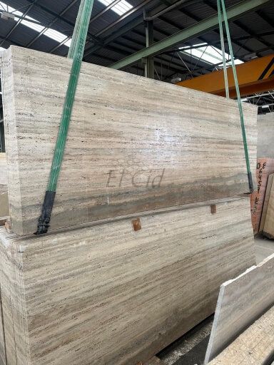 Acabado pulido en travertino Silver Romano para suelos